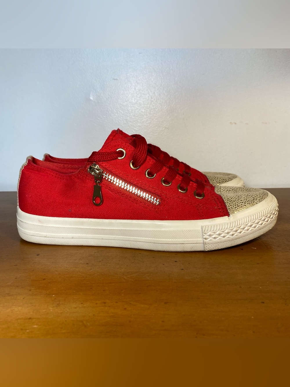Reebok Women’s Size 7.5 Red Gold Canvas Shoes Sneakers Zipper Lace Up GF-83